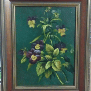 flores amarillo verdosas y violetas